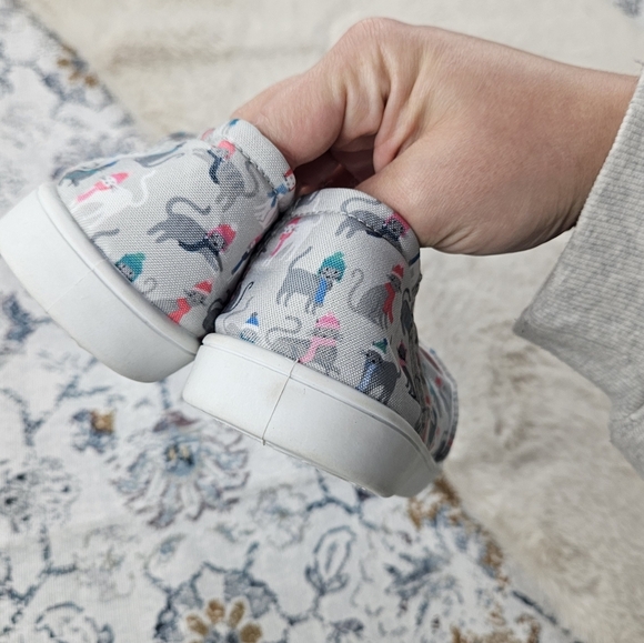 Isaac Mizrahi Shoes Women US 9.5 Gray Pink Cat Print Slip-on Memory Foam - Picture 6 of 12